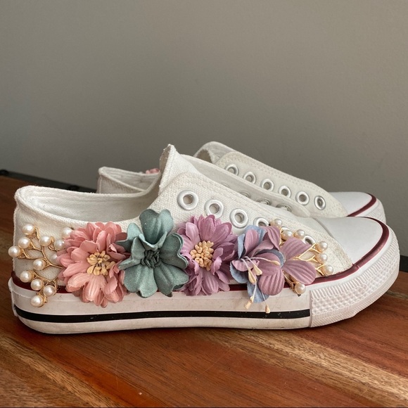 Shoes - Gorgeous Unique Flower Decorated Low Rise Sneakers